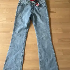 As as fina nya bootcut vintage jeans som är för små för mig, jätte fint skick❤️  Midjemått: 37cm rakt över  Innebenslängd: 80cm