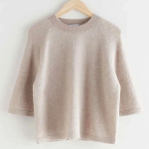 & other stories tröja - Jätte användbar tröja från & other stories! Jättebra skick💕💕nypris: 790kr