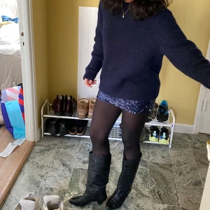 Paljettkjol - Så fin marinblå paljettkjol som är midwaist och stretchig och går att göra lågmidjad🌈🌈 strl XS men passar mig med M i nederdelar så passar mellan XS-M pga stretch 🎀 Pris kan sänkas vid snabb affär!