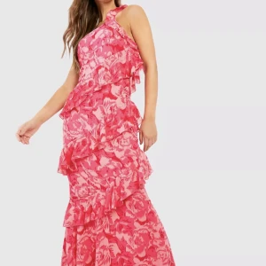 Perfekta klänningen  - En rosa klänning med ett axelband som är perfekt för sommarevents, bröllop, sittning på universitet eller baler🩷 Oanvänd med alla lappar kvar!