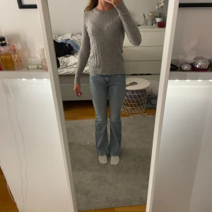 Stickad tröja från Gina tricot  - Grå stickad tröja från Gina tricot i bra skick!💕