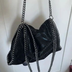 Stella McCartney liknande väska! - Så fin Stella McCartney liknande väska. INTRESSEKOLL ifall någon skulle vilja köpa för ett bra pris. Har köpt här på Plick men nästan aldrig använd! Otroligt rymlig passar perfekt som skolväska💓💗💕