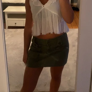 Jeanskjol - Grön jeanskjol från Veromoda, midjan är justerbar så passar även som storlek 36💗💕 Färgen ser mörkare ut på bild 