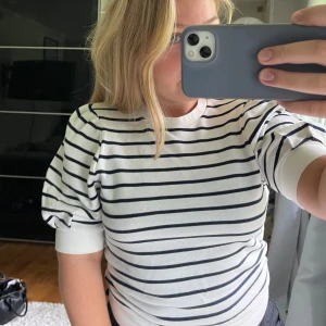 randig kortärmad tröja  - jättefin randig kortärmad tröja, använd någon enstaka gång men kommer inte till användning längre 