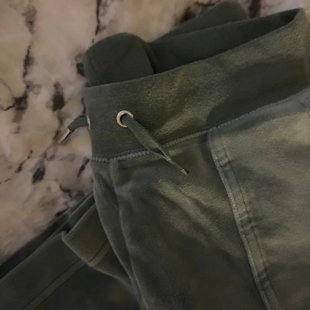 Ljusgröna juicy byxor i storlek XS. Köpta på Raglady vid Januari 2024 och knappast använda och väldigt bra skick! En metallbit vid banden har lossnat därav priset! . Farkut & Housut.