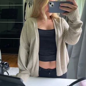 stickad kofta  - jättefin stickad kofta från vila, sällan använd!! 