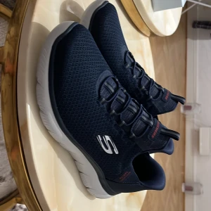 Skechers hand free Swift fit skor - Storlek 43 men kan passa till 44. Helt oanvända
