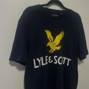 Tshirt - Marinblå tshirt i bra skick från Lyle & Scott. Köpt på killavdelning