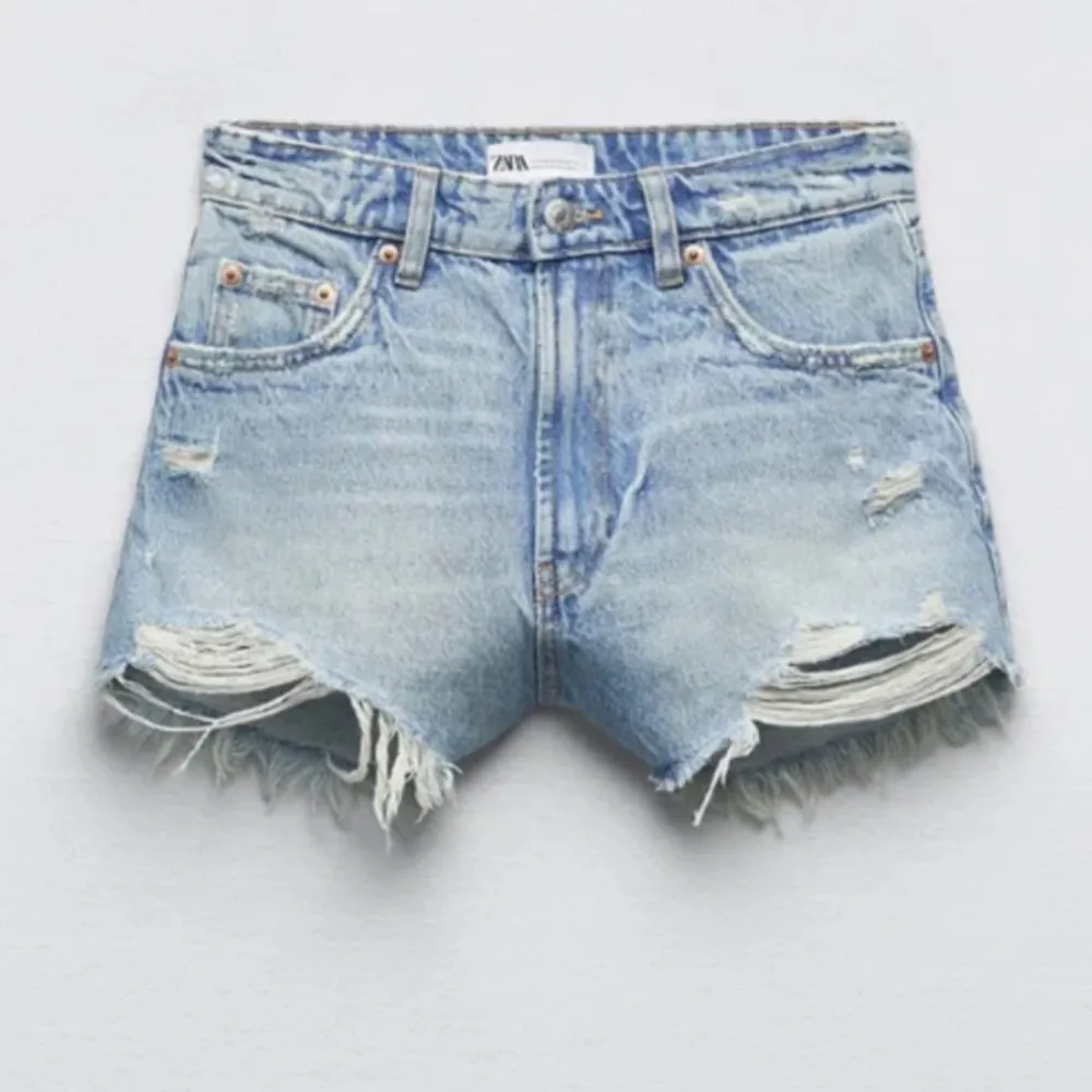 Säljare dessa jeansshorts från Zara!💕Kom privat för fler bilder eller frågor!🤗. Shorts.