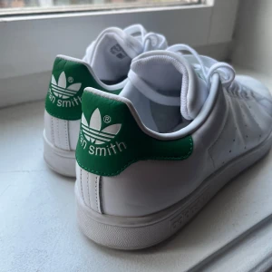 Adidas Sam Smith SNEAKERS  - Säljer äkta Adidas skor Sam Smith kollektion : fint skick Stl 43 1/3
