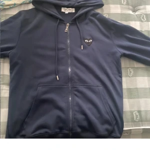 Cdg zipper - Cdg zipper  finns logo på baksidan ,priset kan diskuteras 