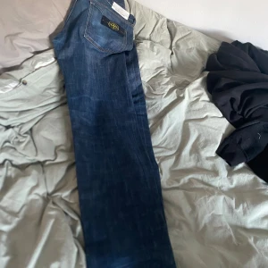 Stone island jeans  - Det jeans fått i present äkta 100% såklart ny pris 2 k något mitt pris 1 k pris kan diskuteras L 34