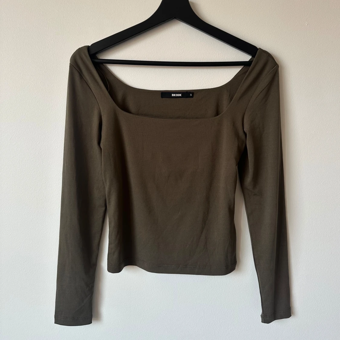 Mörkgrön / olivgrön långärmad topp från Bikbol i storlek S