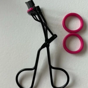 Ögonfransböjare från Maybelline💕🫶🏻 - Ändast testad,säljer pga använder en annan.Jättebra och säljs för bra peng.Orginal pris är 150 men säljs för 50kr!Snälla skriv t mig om ni vill köpa.Står inte för postens slarv💕🫶🏻