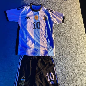 Messi tröja  - Hej jag säljer min gamla Messi tröja storlek XS barn. Den är använd 2-4 gånger typ vill någon köpa mitt pris är 259 kr för en riktig Messi tröja och shorts med nummer 10 