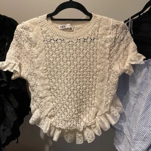 zara tröja  - fin zara tröja som har används få tal gånger, skriv om fler bilder eller frågor 🌸