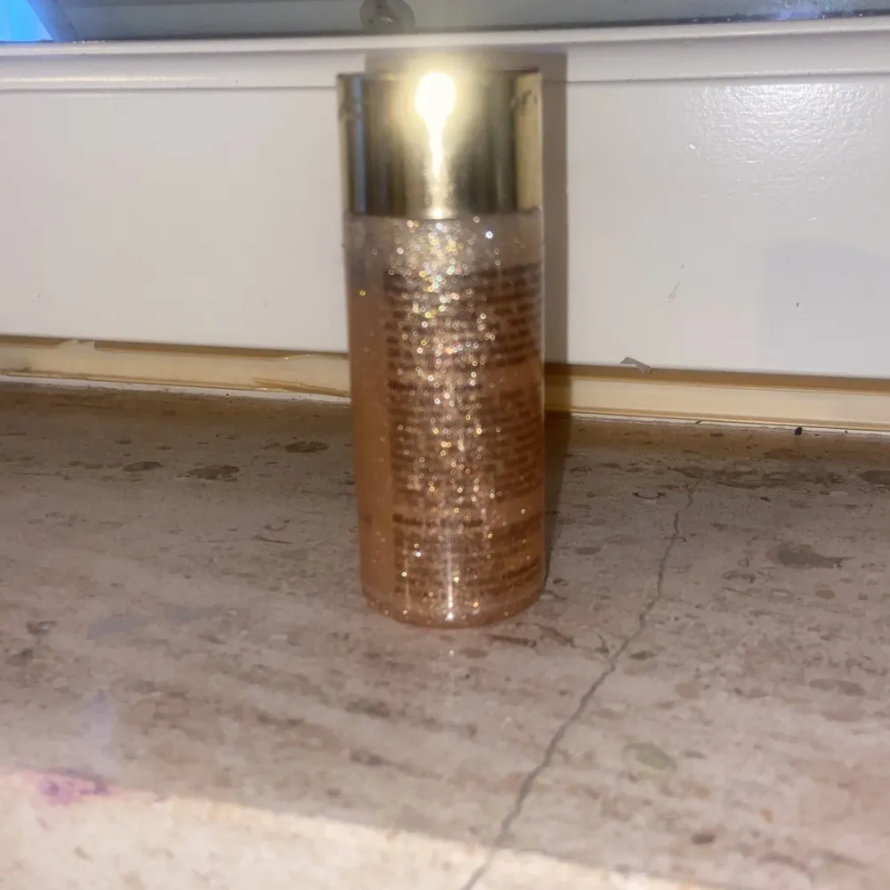 Rituals shimmering body oil guld lock typ tre skrapor på locket men annars helt ny och aldrig använt den . Perfume.