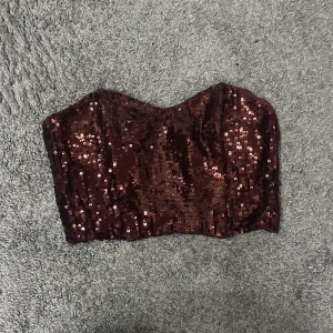 Glitter topp från bikbok - Fin vinröd glittrig topp / korsett från BikBok i stolek M men känns mer som en S eller xs 