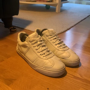 Valentino Flycrew - Säljer mina vita Valentino Flycrews | skick: 8/10 | storlek: 42 | nypris: 7000kr | mitt pris: 2149kr | 3 av 22 nitar saknas | hör av dig vid funderingar!