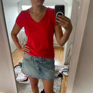 Röd V-ringad tröja - Superfin röd v-ringad tröja från Holly & White. Tredje bilden visar hur den är i ryggen! Skriv för frågor. Storlek L, skulle säga att den passar M-L❣️