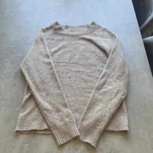 Stickad tröja  - Stickad tröja  Knappt använd  Bra skick Klias ej 