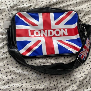 London väska  - Stor london väska men 2 stora och ett litet fack, oanvänd 