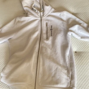 Sail racing tröja  - Hej   Tröjan har täcken  på användning men inget man tänker på när du har på den, .skicket skulle jag säga är  7,5/10 tröjan passar både killar och tjejer men är köpt i kille ( kidsbrandstore) nypris 999 kr 