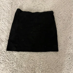 En Basic svart kjol - Bra Skick knappt använd. Från H&M. Storlek S