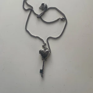 Långt halsband  - Långt halsband. Det har en Knut längst upp på kjedjan som bild 3 visar. Det är inget som syns när man när halsbandet