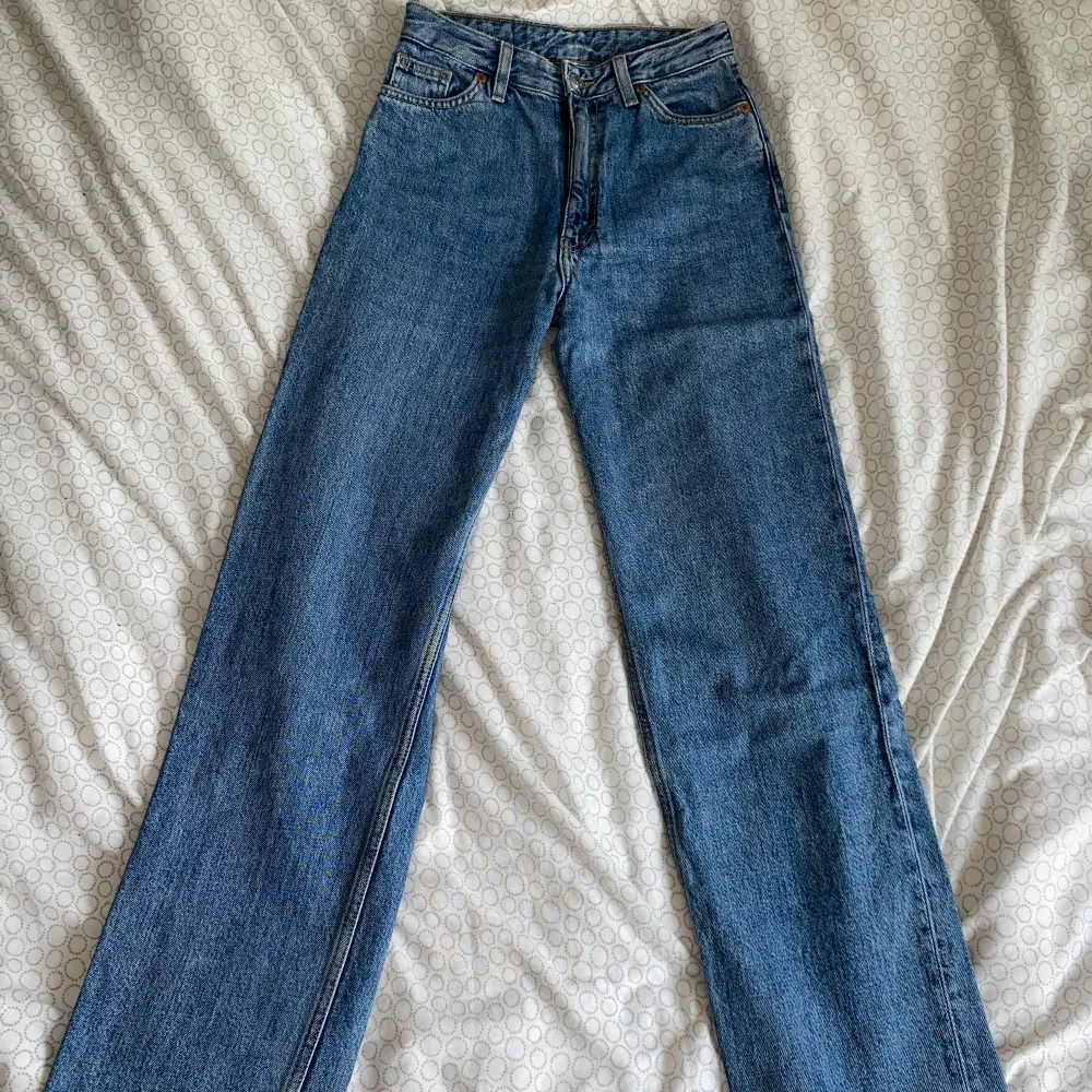 Raka jeans ifrån Monki i storlek 24 I väldigt gott skick  För mer info eller bilder på, kontakta mig 🤗. Jeans & Byxor.