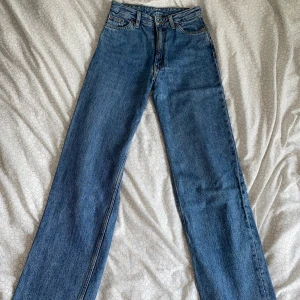 Straight jeans  - Raka jeans ifrån Monki i storlek 24 I väldigt gott skick  För mer info eller bilder på, kontakta mig 🤗