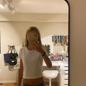 Ribbad vit t-shirt 💗 - Vit ribbad t-shirt. Väldigt skön lite urtvättat men syns inte. Den är 158/164 men den kan passa större om man vill ha den kroppar eller lite kortare. Den är väldigt stretchig och skön. Passar perfekt till allt bra och billigt bas plagg. Fråga på💗