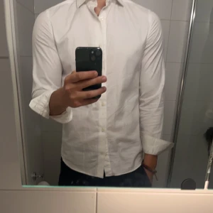 Vit Skjorta - Riktigt fin vit skjorta som passar till det mesta! Säljes pga att den inte passar mig längre. 
