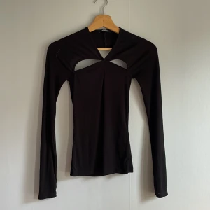 Tröja  - Tröja med hål på bröstkorgen och med öppen rygg