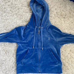 Juicy couture hoodie - Säljer min fina juicy hoodie i storlek xs  då den endast ligger i min garderob, jätte bra skick och den är väldigt mjuk fortfarande. (pris kan diskuteras)