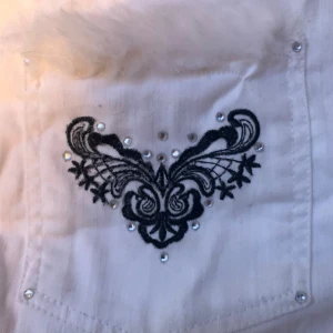 DIY MINISKIRT FLUFFY - fluffig miniskjol. Inte bästa konditionen men den är as söt på och håller fantastiskt. Köp gärna eftersom den är hemmagjord, de bara finns 1 av den! Buda pris om ni vill! Storleken är L fast den är hemmagjord satt den sitter som en S/M