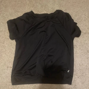 träningströja i mycket bra skick!  - fin träningströja från SOC. använt någon gång bara😊storlek 158-164