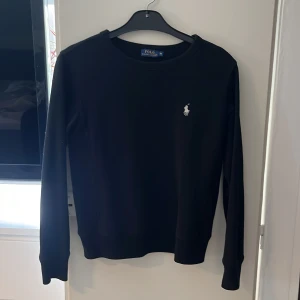Ralph lauren sweatshirt  - Tröjan är i nyskick, inga hål eller defekter.