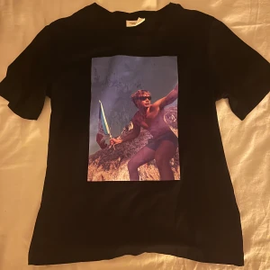 Hov1 tshirt  - Tshirt med tryck på ludde😅😅😅jättefin och unikt tryck. skriv vid funderingar!