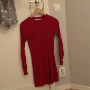Röd ribbad klänning - En röd ribbad klänning, endast använd en gång. Säljs för att jag aldrig använder den