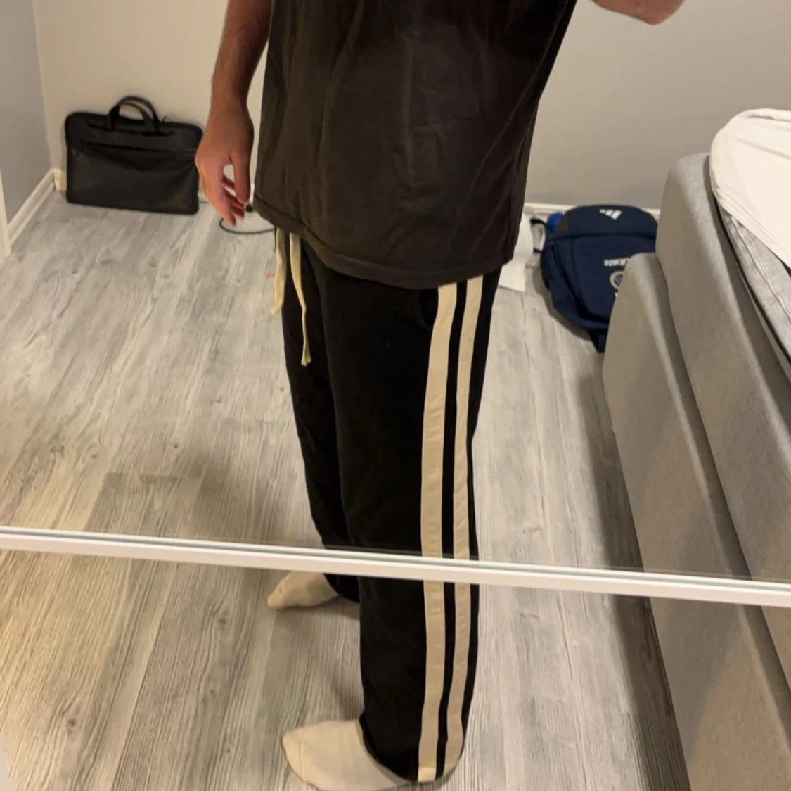 Svarta mjukisbyxor med vita ränder - 90