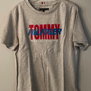 Tommy Hilfiger T-shirt  - Jättefin T-shirt från Tommy Hilfiger! Storlek 152, passar xs. Materialet är lite tjockare än en vanlig T-shirt, perfekt till hösten 🧡
