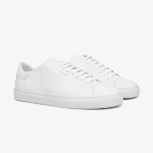 Axel Arigato clean 90 white - Säljer dessa skorna i storlek 40, är i superfint skick förutom lite creasade. Användts max 10 gånger. Säljer pågrund av att dem är för stora. 😊