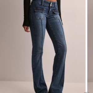 Jeans - Säljer dessa skitsnygga jeans från Nelly med fickor i fram. Riktigt snygga & vintage. Använda ett fåtal gånger. Går att köpa på Nelly för 699 jag säljer för 500. 
