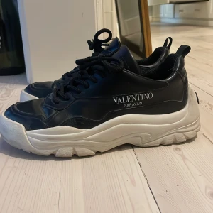 Sneakers - Chunky valentino sneakers. Svart läder Strl 37, passar 38 också 