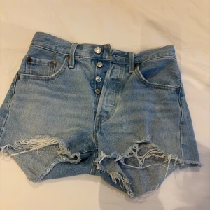 Blå Levisshorts  - Jättefina Levisshorts i strl 24. Sitter som xs/s. Pris 150 kr. 