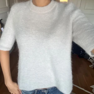 Stickad kortärmad tröja - Säljer denna kortärmade stickad tröjan från hm i mycket bra skick, nypris 750!🥰 är i storlek M men passar s och xs