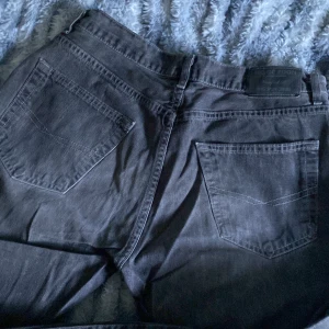 baggy jeans - baggy gråa jeans, köpa second hand och dom är anvönda. Man ser dekekterna på bild 2, kom privat om ni undrar över mått osv.