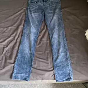 Säljer dessa true religion jeans som jag köpte här på Plick för 700 tror jag o nu säljer jag dom för 479 inte använda så många gånger skick 9/10 inget fel på dom som nya typ mått: längd 1,09, bredd 36 kontakta mig om ni är intresserade🦦🥾