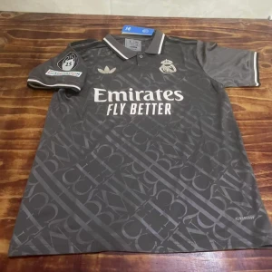 Real Madrid 24/25 third shirt - Fotbollströja, toppkvalitet för endast 299kr. Finns i S och M Cheapkitzz